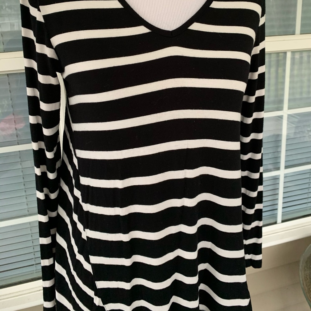 Roz & Ali V-Neck Top Size S - Picture 3 of 8